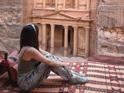 كندا حنا تخطف الأنظار بإطلالة مريحة وجذابة في مدينة البتراء الأردنية