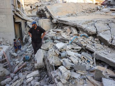 A man and children look at the rubble of a house destroyed in an Israeli strike in Khan Yunis, in the southern Gaza Strip, on October 29, 2025. Photo by BASHAR TALEB / AFP ceasefire