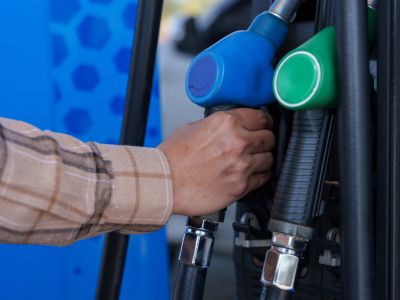 انخفاض أسعار المحروقات يشكل دعماً للمستهلكين والعاملين في قطاع النقل