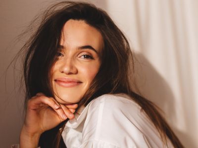 نصائح لتنسيق الألوان الترابية مع ألوان الصيف