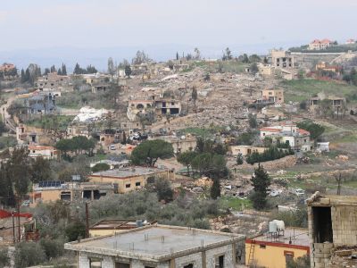 منازل ومبانٍ في إحدى قرى جنوب لبنان وسط تصاعد التوترات العسكرية وعمليات الإخلاء