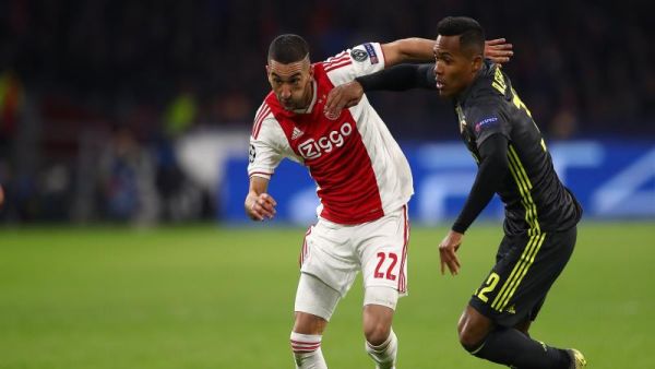 صراع على الكرة بين أليكس ساندرو (يمين) وزياش