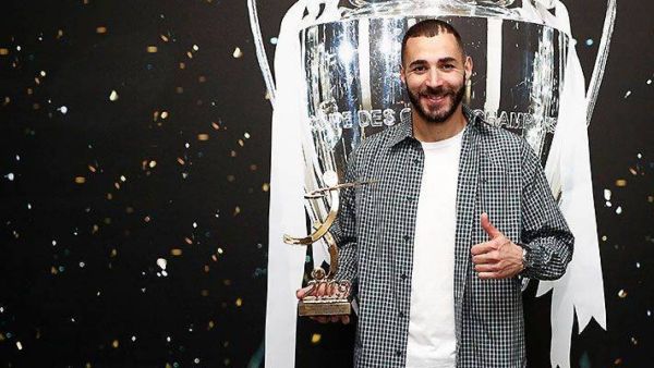 بنزيمة يحصد جائزة جديدة