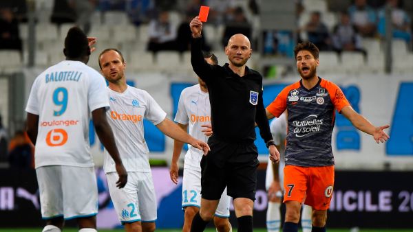 بالوتيلي يتلقى البطاقة الحمراء