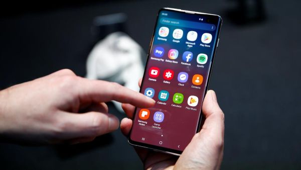  Fitch Ratings predicts a possibly stronger position for Samsung following the end of supplies and updates to Huawei by Google and SoftBank Group-owned chip designer ARM.