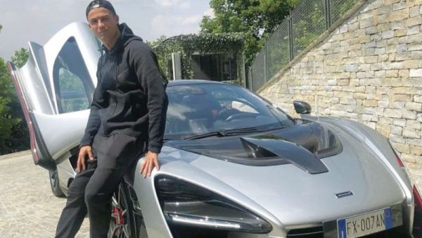 صورة لكريستيانو رونالدو مهاجم يوفنتوس والمنتخب البرتغالي مع سيارته ماكلارين سينا الجديدة
