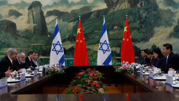  China's President Xi Jinping (R) meets with Israel's Prime Minister Benjamin Netanyahu along with their delegates during a meeting at the Great Hall of the People in Beijing on May 9, 2013. Netanyahu is on a five-day trip to China. 