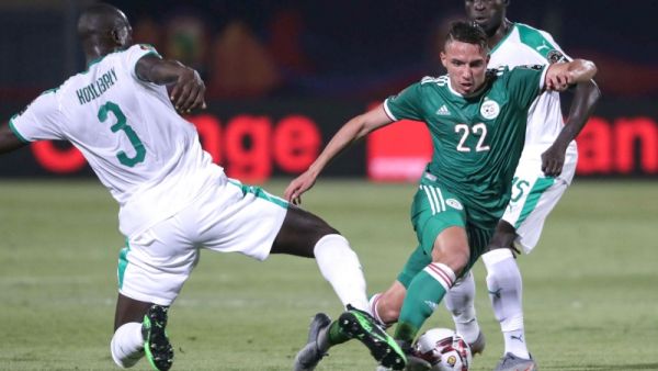 بن ناصر (يمين) يؤكد تألقه خلال كأس أمم إفريقيا