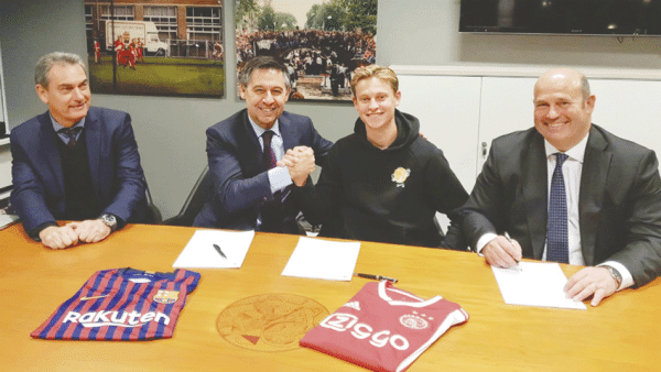 دي يونغ بعد توقيع عقد انضمامه إلى برشلونة