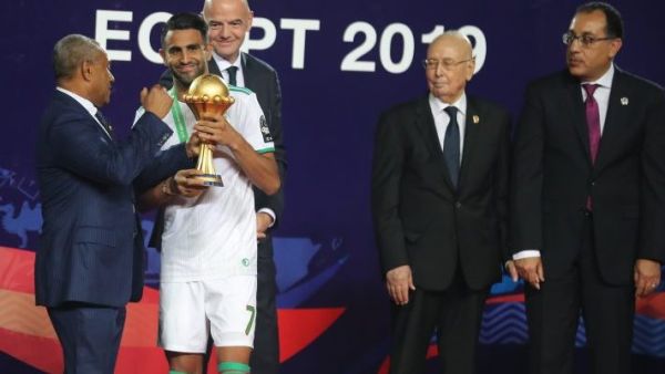 محرز يستلم الكأس من أحمد أحمد رئيس الاتحاد الإفريقي لكرة القدم