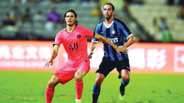 غودين ومواطنه إيدينسون كافاني خلال مواجهة إنتر وباريس سان جيرمان ضمن الكأس الدولية للأبطال