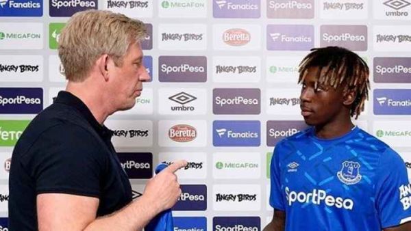 كين بقميص إيفرتون