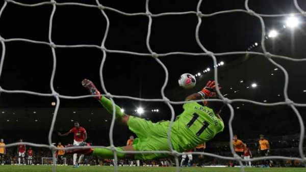 باتريسيو يتصدى لركلة بوغبا