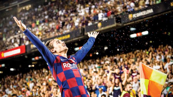 غريزمان يحتفل بهدفه