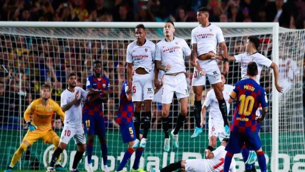 ميسي يسجل من ركلة حرة مجدداً