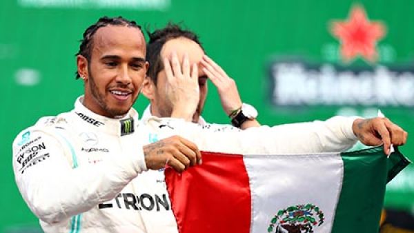 هاميلتون يحتفل بفوزه