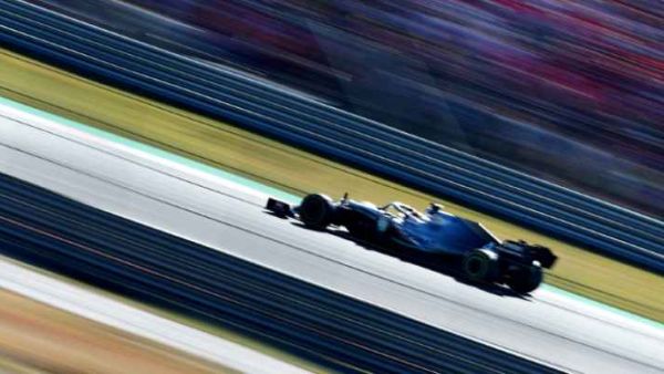 هاميلتون يتوج باللقب