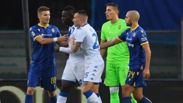 بالوتيلي (وسط) بعد تعرضه للإهانات العنصرية