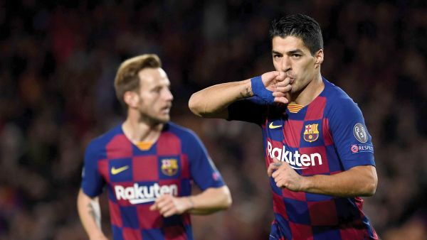 لويس سواريز (يمين)