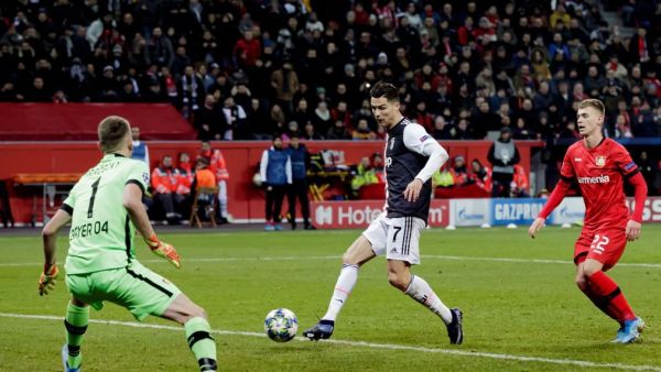 رونالدو (وسط) لحظة تسجيل هدف التقدم ليوفنتوس