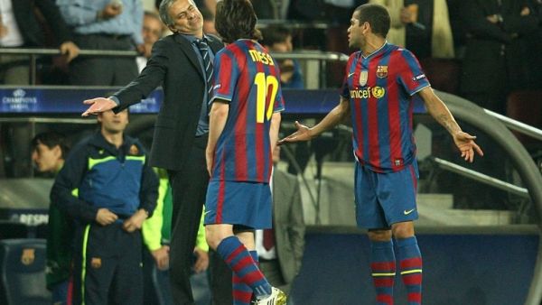 صورة أرشيفية لميسي (وسط) ومورينيو (يسار)