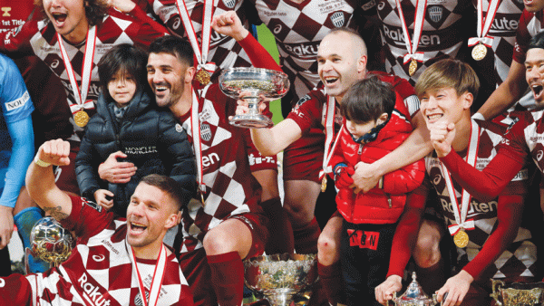 إنييستا يقود فريقه للفوز