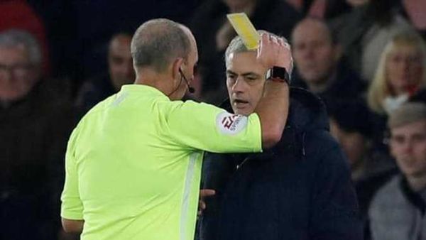 مورينيو يتلقى البطاقة الصفراء