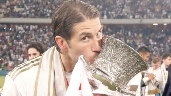  صورة التقطت أمس الأول لراموس يحتفل بكأس السوبر في جدة