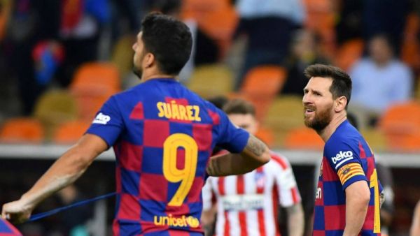 لويس سواريز (يسار)