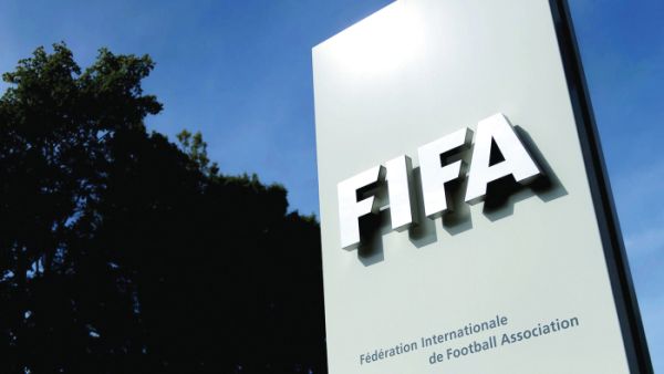 فيفا يحاول إيجاد حلول لقضية عقود اللاعبين