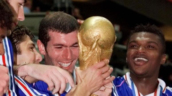 زيدان يرفع كأس العالم 1998