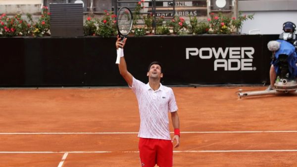 جوكوفيتش يحتفل بفوزه