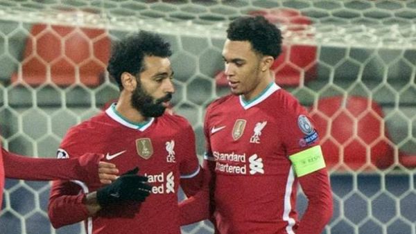 محمد صلاح (يسار)