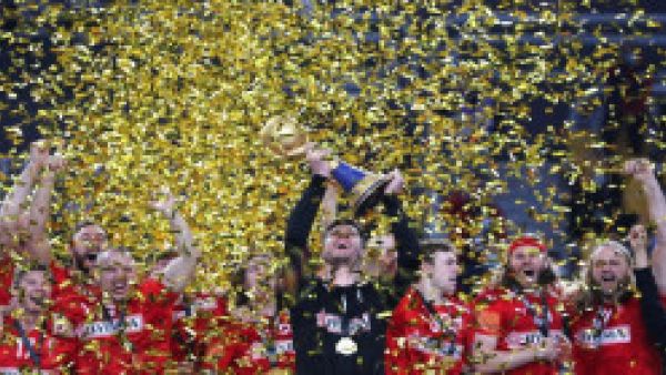 الدنمارك تظفر باللقب