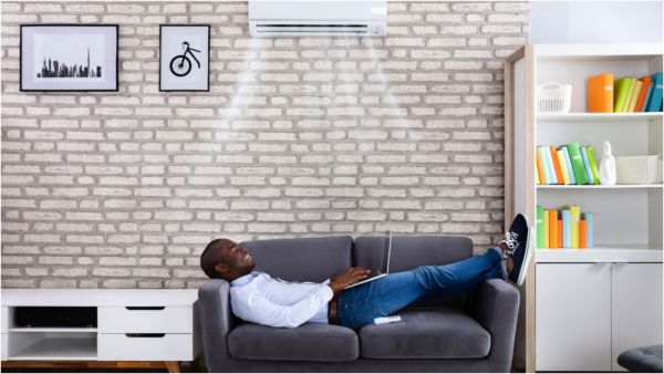 لاتضع جهاز التكييف فوق الكنب لأن ذلك يعرض أفراد الأسرة لطاقة الهواء السلبية