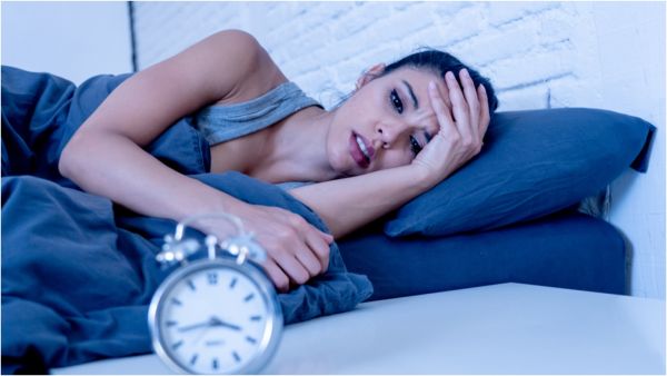 إيقاف المنبه على أمل العودة إلى النوم وينصح فريق البحث بالنهوض فور رن جرس المنبه 