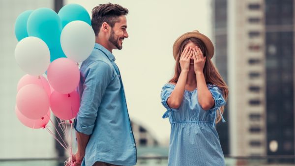 عليكِ العودة مرة أخرى إلى مواعدة زوجك هذا يعيد إليكما مشاعر الشغف