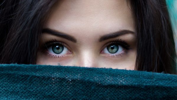 جميلة البوابة: أفضل الطرق للحصول على حواجب مثالية