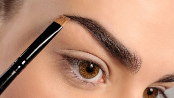 يساعد زيت الخروع على تغذية البصيلات وتقوية الشعر الحواجب