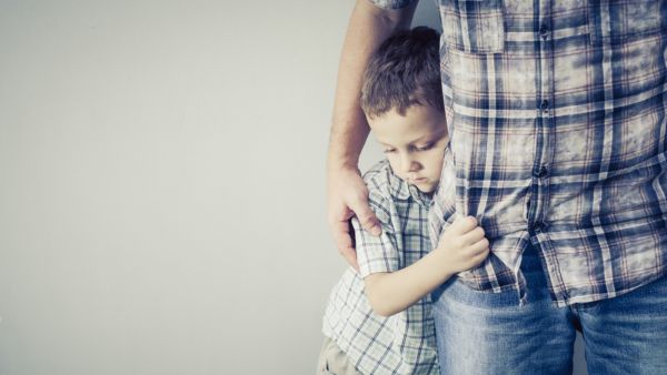 لا تعتذرا للأهل والأصدقاء عبر القول بأن طفلكما خجول حتى لا يصبح الأمر عادة