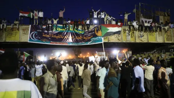 Sudanese demonstrators gather outside the military headquarters in Khartoum in the capital Khartoum on May 20, 2019. (AFP)