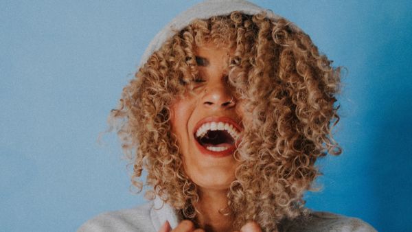 5 طرق لإدارة الشعر المجعد