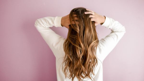 اصنعيه بنفسك: زيوت طبيعية لعلاج مشاكل الشعر