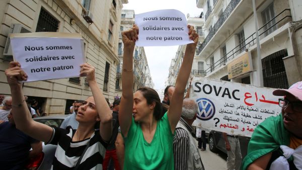  نجحت المظاهرات بنزع عبدالعزيز بوتفليقه عن كرسي الحكم فقد عجزت عن خلق رؤية توافق بين الجميع