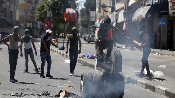 تظاهر مئات الفلسطينيين في بلدة العيسوية عقب صلاة الجمعة من مسجد الأربعين الكبير
