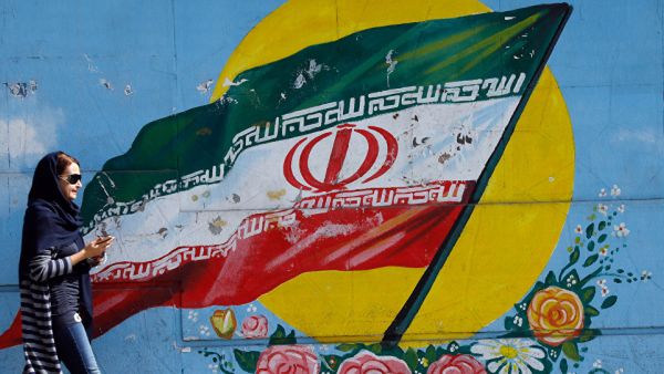  اتهم ظريف في تغريدة "الفريق ب" بقيادة مستشار الأمن القومي الأمريكي جون بولتون بأنه "سحب الولايات المتحدة خارج" طاولة المفاوضات