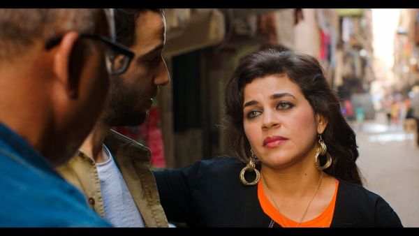 الممثلة المصرية منى هلا في مشهد من "ليلى خارجي".