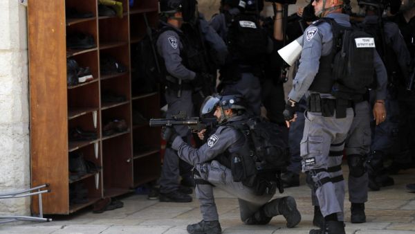 A member of the Israeli security forces aims tear gas at Palestinian protesters at the al-Aqsa Mosque compound, in the Old City of Jerusalem on June 2, 2019, as clashes broke out while Israelis marked Jerusalem Day. (AFP/ File Photo)