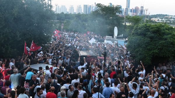 Surrounded by security, press and party supporters, Ekrem Imamoglu, candidate of the secular opposition Republican People's Party (CHP), leaves the in a vehicle following his victory statement at the CHP offices in Istanbul, on June 23, 2019. (AFP/ File Photo)