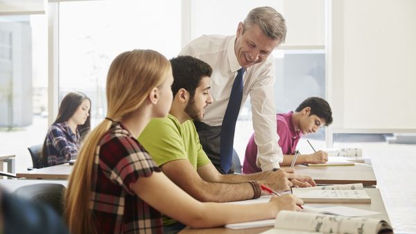 جامعة الإمارات للطيران تنال اعتماد الجمعية الملكية للطيران